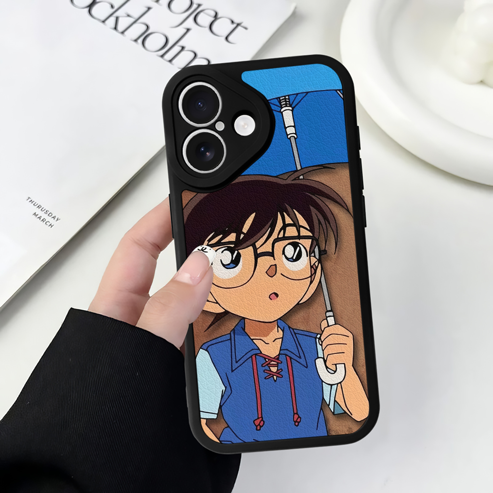 （画像用） 名探偵コナン Detective Conan 【iPhone 16シリーズ対応】シリコンスマホケース（レザー調） 材質：シリコン